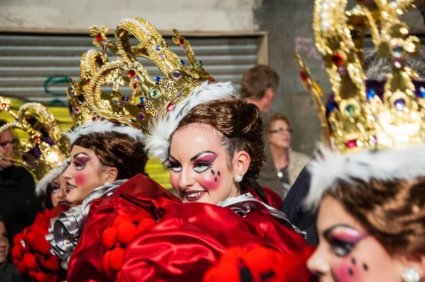 TORREVIEJA, ESPAÑA, 11 DE FEBRERO DE 2018: Grupos de carnaval y vestuario — Foto de Stock