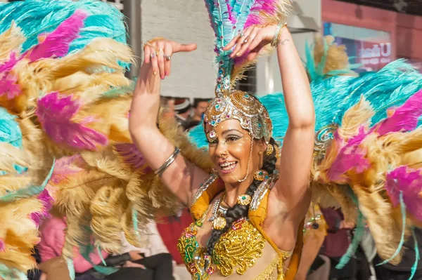 TORREVIEJA, ESPANHA, FEVEREIRO 11,2018: Grupos carnavalescos e costum — Fotografia de Stock