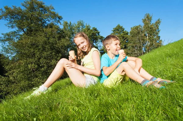 Happy children eatting ice cream — Stock Photo, Image