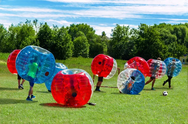 Dzieci bawiące się w Bubble Football — Zdjęcie stockowe