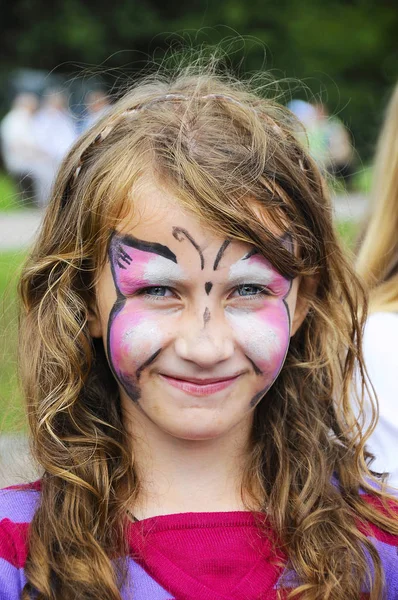 Niña divertida con la cara pintada — Foto de Stock