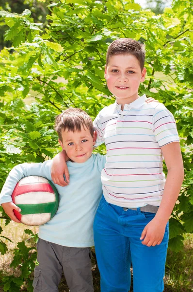 Two happy friends outdoors — Stock Photo, Image