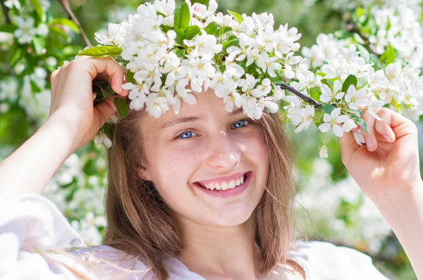 Girl enjoying springtime near blooming trees — Stock Photo, Image