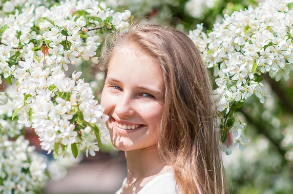 Chica disfrutando de la primavera cerca de los árboles en flor — Foto de Stock