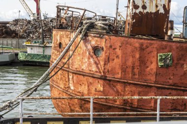 )Gemi limanda geri dönüşüme hazır.