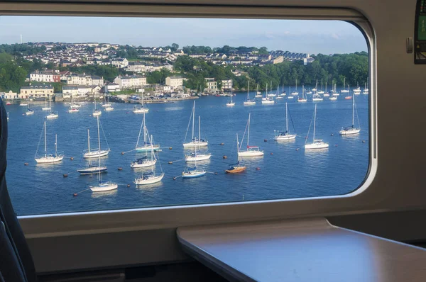 Британский пейзаж с яхтами из окна поезда в движении — стоковое фото