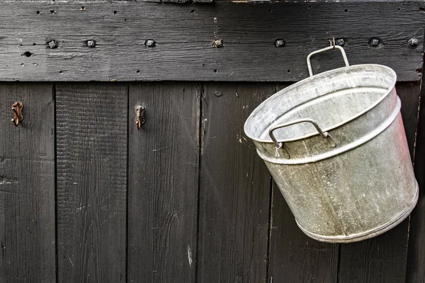 Pentola in alluminio vintage nel negozio di utensili da cucina — Foto Stock