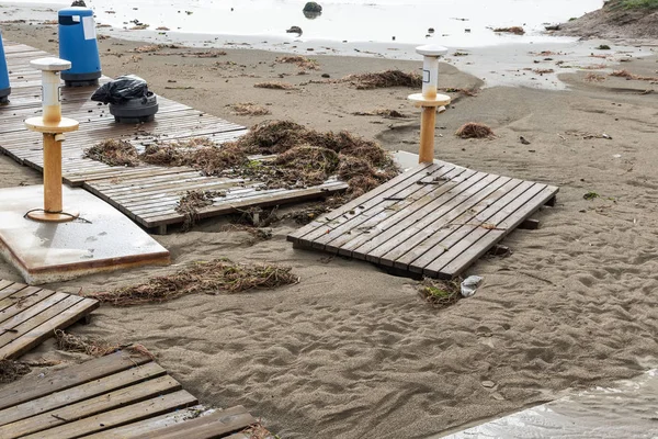 Praia de areia depois de uma tempestade .. — Fotografia de Stock