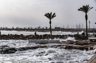 Büyük dalgalar iskelede sıçrıyor.