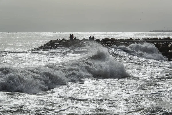 Pessoas olhando para o mar tempestuoso — Fotografia de Stock