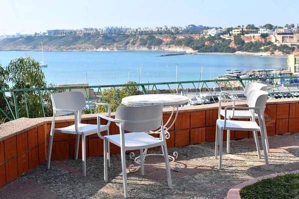 Terraço Restaurante Vazio Dique Mar Mesas Cadeiras Gratuitas Com Vista — Fotografia de Stock