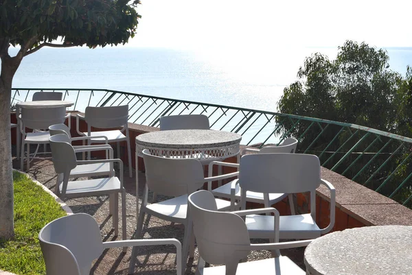 Terraço Restaurante Vazio Dique Mar Mesas Cadeiras Gratuitas Com Vista — Fotografia de Stock