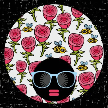 yaratıcı saç elbise ile güneş gözlüklü kız. 