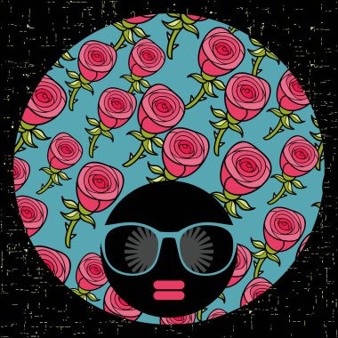 yaratıcı saç elbise ile güneş gözlüklü kız. 