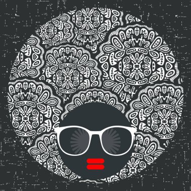 yaratıcı saç elbise ile güneş gözlüklü kız. 