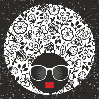 yaratıcı saç elbise ile güneş gözlüklü kız. 