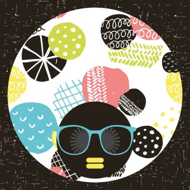 yaratıcı saç elbise ile güneş gözlüklü kız. 