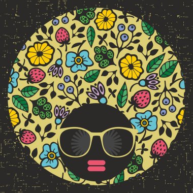 yaratıcı saç elbise ile güneş gözlüklü kız. 