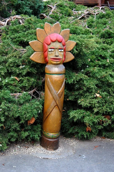 Figura de madeira no parque infantil — Fotografia de Stock