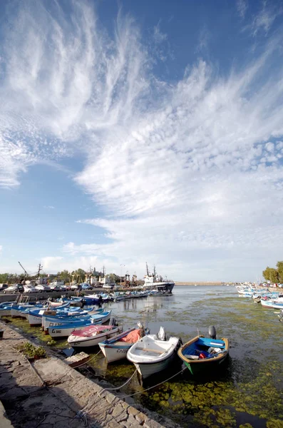 En liten hamn för båtar — Stockfoto