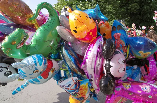 birçok renkli balon.