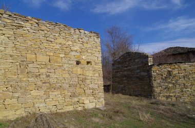 Taştan örülmüş duvar.