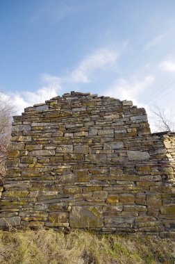 Taştan örülmüş duvar.