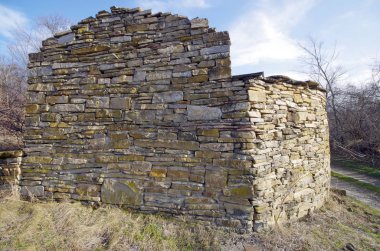 Taştan örülmüş duvar.