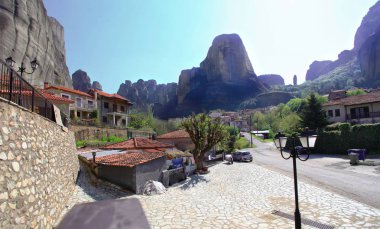 Kaya oluşumları eteklerindeki Kastraki yerleşim.