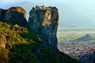 Meteora Yunanistan ulaşılmaz kayalar üzerine kurulmuş Manastırı.