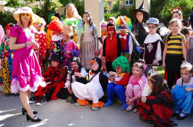Karnaval kostümleri olan çocuklar.