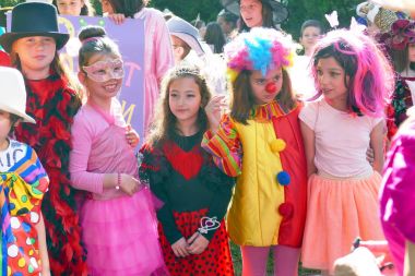 Karnaval kostümleri olan çocuklar.