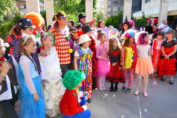 Bambini con costumi di carnevale . — Foto Stock