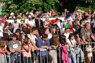 Seyirci bir karnaval bekliyor.