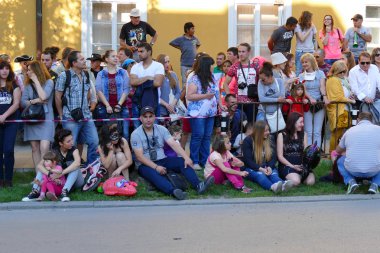 Seyirci bir karnaval bekliyor.