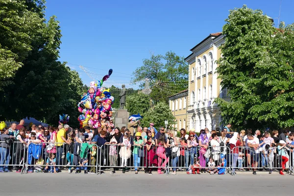 Le public attend un carnaval . — Photo