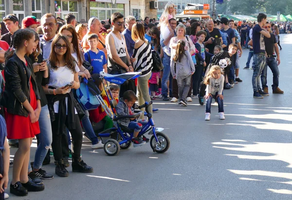 Seyirci bir karnaval bekliyor. — Stok fotoğraf