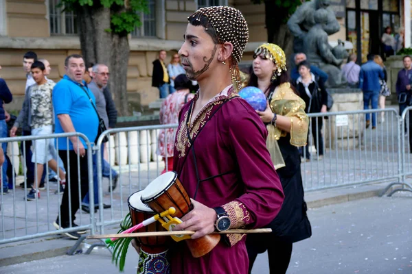 Gypsy held is betrokken bij het carnaval. — Stockfoto