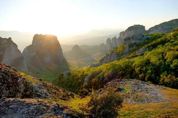 Taş sütunlar ulaşan benzeyen olağanüstü doğal kayalar 