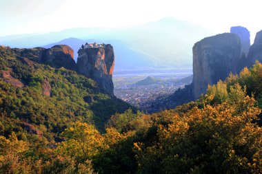  Meteora büyük manastır taş sütunlar benzeyen zor yüksek kayalıklarla üstüne inşa dokuz ayrılmış Manastırı da dahil olmak üzere karmaşık olduğunu.