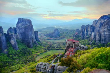  Meteora büyük manastır taş sütunlar benzeyen zor yüksek kayalıklarla üstüne inşa dokuz ayrılmış Manastırı da dahil olmak üzere karmaşık olduğunu.