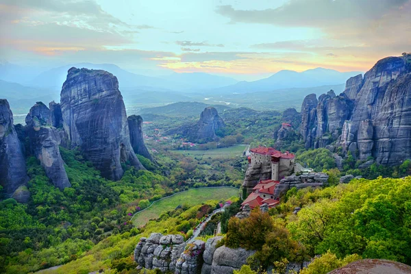  Meteora büyük manastır taş sütunlar benzeyen zor yüksek kayalıklarla üstüne inşa dokuz ayrılmış Manastırı da dahil olmak üzere karmaşık olduğunu.