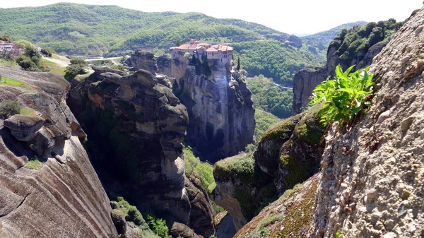 Kaya oluşumları Meteora - Yunanistan içinde doruklarına üzerinde Hıristiyan manastırları.
