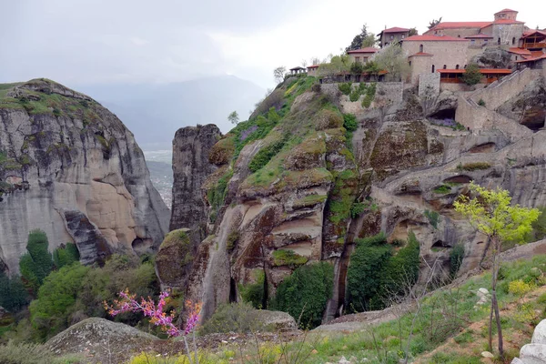 Kristna kloster på topparna av klippformationer i Meteora - Grekland. — Stockfoto