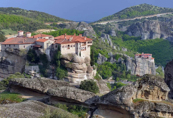 Kristna kloster på topparna av klippformationer i Meteora - Grekland. — Stockfoto