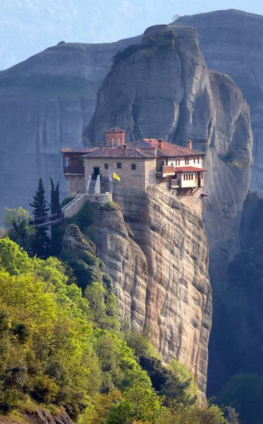 Christian monasteries on the peaks of rock formations in Meteora - Greece. — Stock Photo, Image