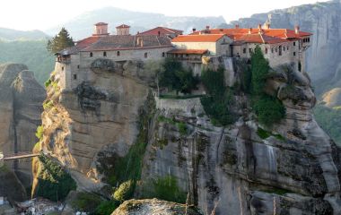 Meteora Yunanistan kayalarda Ortodoks Manastırı.