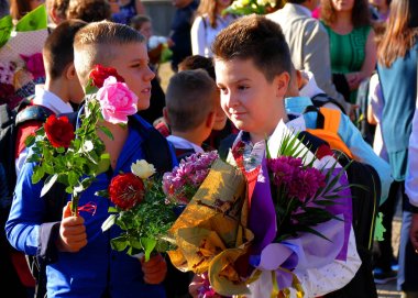 Öğretmenler ilk okul günü için çiçek.