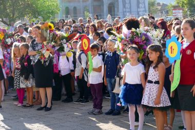 Öğretmenler ilk okul günü için çiçek.