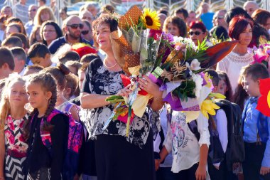 Öğretmenler ilk okul günü için çiçek.